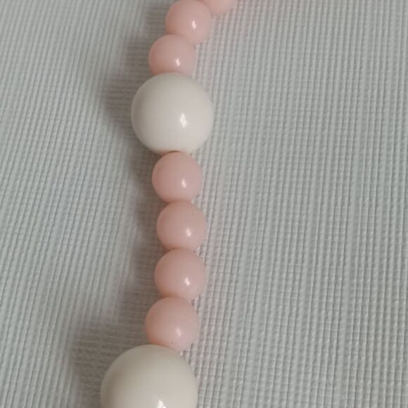 Vintage Trifari Crown Signed Pink & White Beaded Lightweight Fashion Necklace - Picture 6 of 9